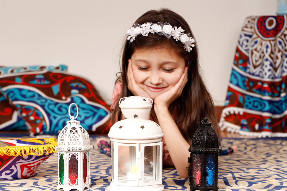 6 طرق تعرِّفين بها صغيرك بشهر رمضان