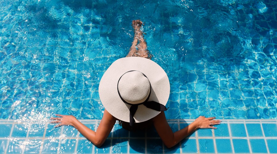 الدليل الشامل لحماية شعرك أثناء التشمس والسباحة