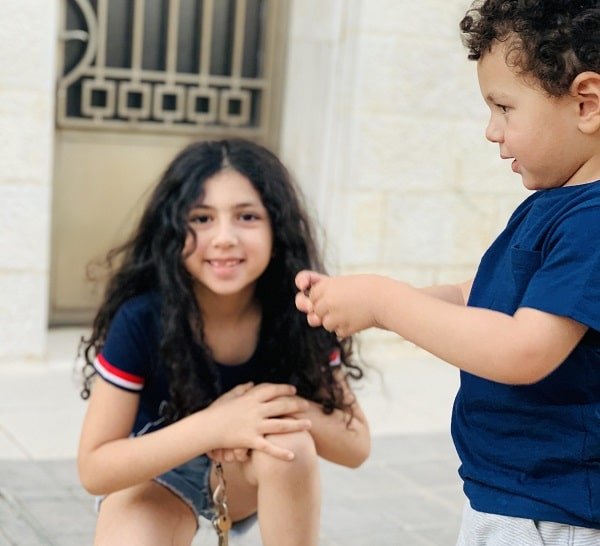 طفل وطفلة يمارسون نشاطاً