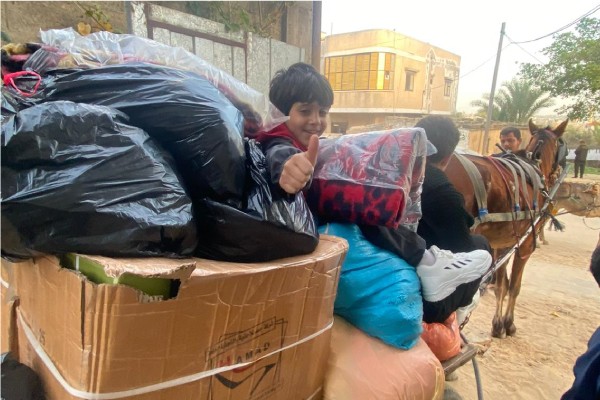 طفل يركب على حمار و يستخدمع كوسيلة مواصلات للتنقل 