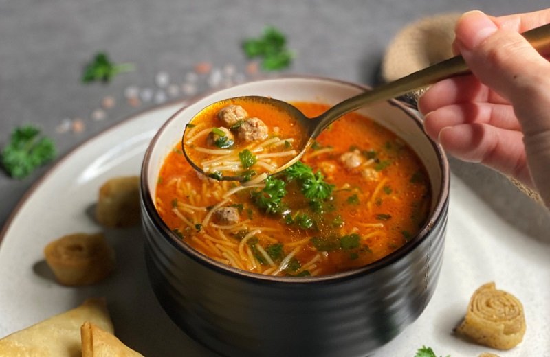 طريقة عمل شوربة كرات اللحم بالشعيرية
