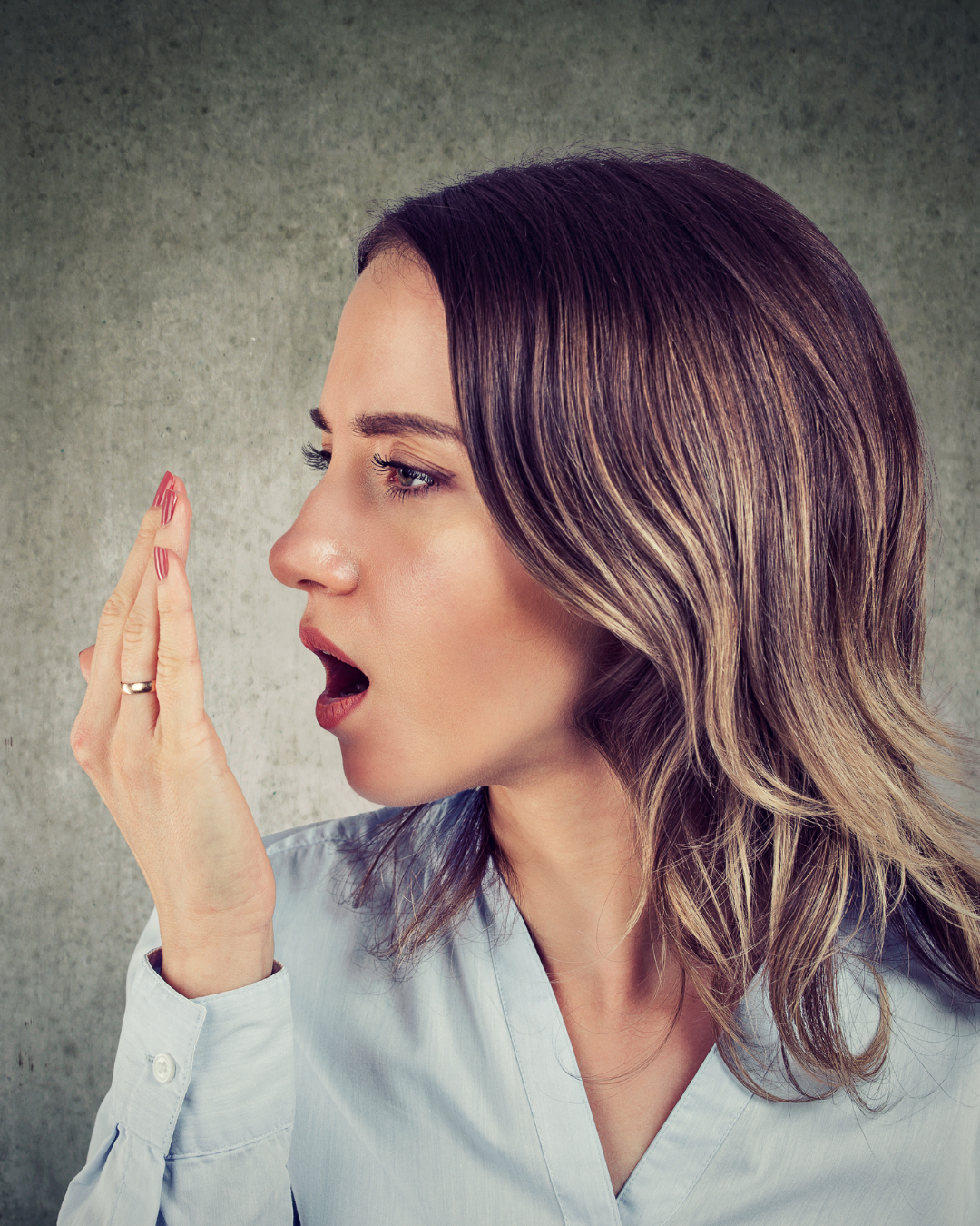 أطعمة طبيعية موجودة في المنزل للتخلص من رائحة الفم الكريهة.