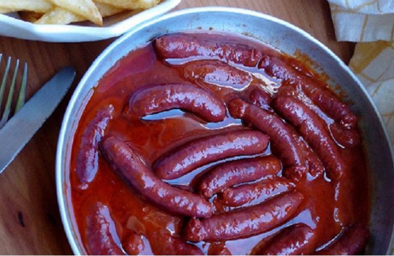 كيف يمكننا عمل نقانق بالصلصة الحمراء؟